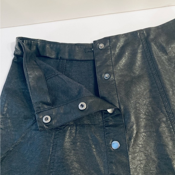 Cute Black Faux Leather Mini Skirt Size M 29W Silver Snaps Moto Chic FOREVER 21 - Picture 5 of 8
